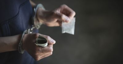140 zarzutów dla dziewięciu osób za handel i posiadanie narkotyków